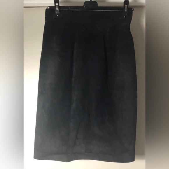 Danier Suede Leather Pencil Skirt, BLACK, Size M/10, back vent, Gun Metal Snaps - Picture 4 of 7